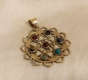 Incroyables pendentifs de fleurs à sept chakras avec pendentif naturel fait main - Product Image 1