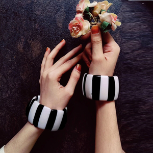 Bracelet fait main en résine époxy Beau design artistique Bijoux uniques en résine Parfait pour les accessoires de mode et les cadeaux élégants - Product Image 6