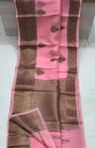 ผ้าไหมซาหรีหรูหรา ปักดิ้นทอง พร้อมสำหรับงานปาร์ตี้และงานแต่งงานในฤดูหนาว-งานทอผ้าอินเดีย - Product Image 3