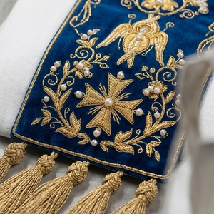 Conjunto de Vestimenta de Diácono Ortodoxo Blanco y Azul con Bordado de Hilos Dorados, Estichario, Orarion, Túnica Litúrgica, Venta al por Mayor - Product Image 3