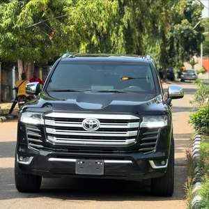 TO-YO-TAA Land Cruiser 2023 en parfait état - Product Image 1