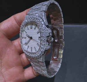 นาฬิกาควอตซ์อัตโนมัติสีขาว Moissanite สำหรับธุรกิจสไตล์สแตนเลสเคสหน้าปัดแก้วออกแบบหน้าอกสำหรับผู้ชาย - Product Image 4