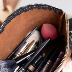 Bolsa de cosméticos de cuero con cierre de cremallera, tamaño mediano, estilo vintage, asa suave, organizador de maquillaje de viaje, 25,4x17,8 cm - Product Image 5