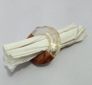 Los servilleteros y anillos cuadrados de madera natural hechos a mano sirven como regalos promocionales versátiles y Decoración elegante de vajilla de fiesta. - Product Image 4