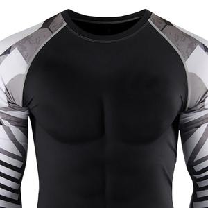Rashguard personnalisé sublimé pour hommes, chemise de surf vierge avec logo personnalisé et design imprimé intégral - Product Image 4