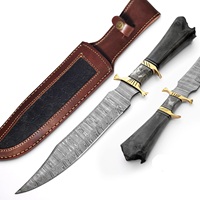 Damaszener Stahl Outdoor-Jagdmesser Handgeschmiedete Clip-Point-Klinge 58HRC Anpassbare Farbe Knochen-Griff Messingschutz Leder