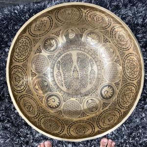 Cuenco Tibetano de Bronce de Luna Llena Hecho a Mano de Alta Calidad, Cuenco Sonoro para Meditación Martillado a Mano, Fabricante de Cuencos de Metal Personalizados - Product Image 3