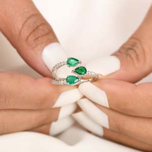 Bague de fiançailles élégante en or pur 14 carats avec émeraude naturelle et diamants pavés, pour femmes élégantes - Product Image 6