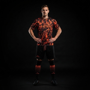 ชุดเสื้อฟุตบอลโพลีเอสเตอร์สีดำส้มระบายอากาศได้ดี พิมพ์ลายแบบนามธรรม ชุดทีมแขนสั้นพร้อมกางเกงขาสั้นเข้าชุด รับผลิตแบบ OEM - Product Image 1