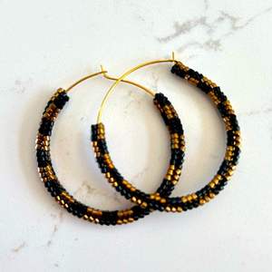 Boucles d'oreilles créoles faites à la main avec des motifs de perles de rocaille géométriques pour coiffer des cerceaux perlés Boho créatifs dans des nuances inspirées de la nature - Product Image 5