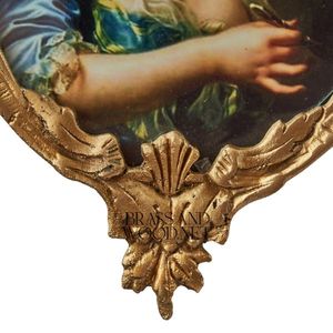 Cadre ovale en laiton antique avec des détails de feuilles ornées représentant une œuvre d'art portrait européen classique dans un style vintage - Product Image 3