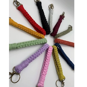 LLavero de macramé hecho a mano para mujer, correa de macramé colorida, soporte para llaves, accesorios bohemios - Product Image 1