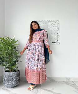 Belleza transpirable: algodón Salwar Kameez Pakistani-Experimente la belleza con una tela de algodón transpirable y cómoda - Product Image 4