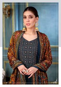 Robe Salwar Kameez personnalisée de haute qualité pour femmes avec des conceptions uniques et des options d'approvisionnement en gros de l'Inde - Product Image 4