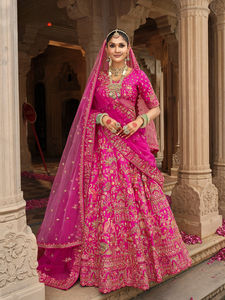 Lehenga Choli de Seda Real Premium para Novia con Bordado Intenso, Estilo Moderno hasta el Suelo y Dos Dupattas para el Día de la Boda - Product Image 2