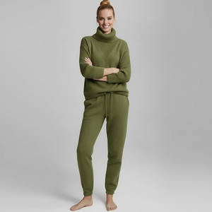 ชุดเสื้อสเวตเตอร์ไหมพรมถักแบบกำหนดเองสำหรับฤดูหนาว พร้อมกางเกงจ็อกเกอร์และโลโก้ด้านหน้าสำหรับผู้หญิง - Product Image 1