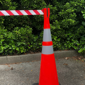 Cône de signalisation routière réfléchissant en PVC de 90 cm avec base noire – Équipement de sécurité routière en gros - Product Image 1