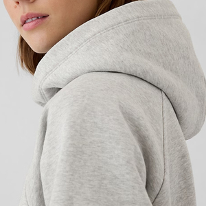 เสื้อแขนยาวพร้อมออกแบบโลโก้ตามสั่ง สำหรับการสั่งซื้อจำนวนมาก ทรงทันสมัยสำหรับฤดูหนาว พร้อมชายเสื้อแบบริบและกระเป๋าแบบจิงโจ้ - Product Image 5