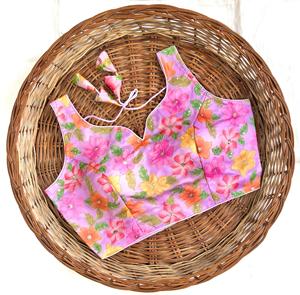 La blusa moderna tiene flores con estampado en 3D con trabajo de hilo y trabajo de posición de secuencia La blusa tiene un patrón abierto Froent y un hermoso nudo - Product Image 5