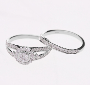 Elegante juego de anillos de novia de oro de 14 quilates con centro de racimo de diamantes redondo de 0.68CTW y diseño de vástago dividido acentuado por Pave Set Diamonds - Product Image 2