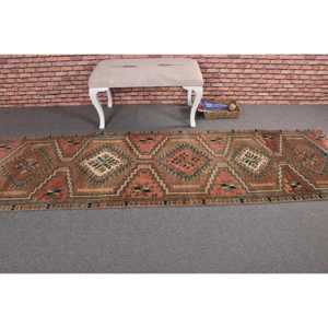 Tapis vintage 2,7 x 9,6 pieds, tapis en laine marron avec motifs de plantes et d'arbres - Product Image 3