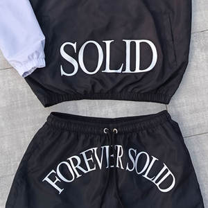 Conjunto Deportivo de Dos Piezas para Hombre, Chaqueta Cortavientos y Pantalones Cortos con Estampado Personalizado, Estilo Urbano, Ecológico - Product Image 4