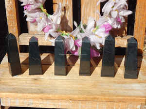 Tour en Shungite Noire Naturelle Russe de Qualité Supérieure, Polie et Sculptée à la Main, Pierre Semi-Précieuse Artisanale pour le Feng Shui (Vente en Gros) - Product Image 4