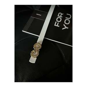 Ceinture fine blanche pour femme avec boucle dorée (ceinture de costume, ceinture de chemise, ceinture de robe) - Blanc - Product Image 3