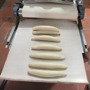 High-Tech Dough Moulder Machine 2 Convoyeur 4 Rouleaux Équipement De Boulangerie 60 Pcs Une Minute Logo Personnalisé Kien An Vietnam Distributeur - Product Image 4