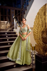 Lehenga choli มีคุณภาพที่เหนือกว่าสไตล์ดั้งเดิมที่มีสไตล์ปักสวยงามสำหรับผู้หญิงเครื่องแต่งกายงานปาร์ตี้ทำมือหนัก - Product Image 4