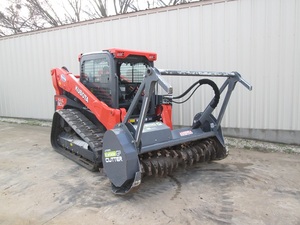 Chargeuse sur chenilles Kubota SVL90-2 avec débroussailleuse forestière pour l'aménagement paysager et les chantiers de construction - Product Image 1