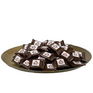 Bandeja decorativa de metal chapada en oro artesanal ideal para servir exquisitos chocolates con estilo - Product Image 6