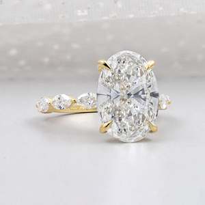 Anillo de compromiso con diamante de corte ovalado y halo oculto con piedras laterales marquise - Product Image 2