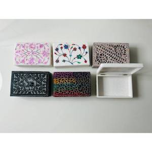 Joyero de mármol blanco artesanal con trabajo de incrustaciones de flores y diseño de talla Jali Tamaño de 15x10cm - Product Image 1