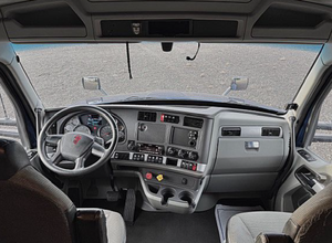 Camión Semirremolque Kenworth T680 Sleeper 2022 Usado, Techo Elevado de 76 Pulgadas, Motor Cummins de 450 HP, Transmisión Automática Endurant de 12 Velocidades, Bajo Kilometraje - Product Image 2