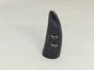 Broches Redondos Modernos de Primera Calidad para Costura y Accesorios de Moda, Hechos a Mano con Cuerno de Búfalo, Ecológicos y Hechos a Mano por Crescent Crafts - Product Image 2