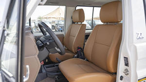 Sedán Usado 2024 LC71 de 5 Puertas, Equipamiento Completo, Automático, Gasolina, Interior de Cuero Oscuro de Alta Calidad, Volante a la Izquierda, Techo Panorámico 360 - Product Image 5