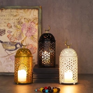Lanterne en métal doré de luxe en forme de croissant avec des découpes complexes Lumière de bougie chaleureuse Élégante décoration de table et cadeau pour le Ramadan - Product Image 6