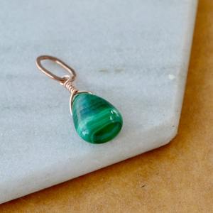 Colgante de lágrima de malaquita, piedra de nacimiento, gema verde, chapado en plata, delicado, hecho a mano, joyería con dije - Product Image 3