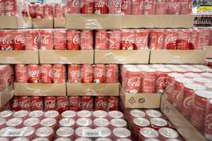 Coca-Cola Classic 330ml x 24 Latas, Refresco Frutal, Bebidas Gaseosas al por Mayor, Envase en Botella, Bebidas Carbonatadas en Venta - Product Image 3