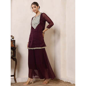 Conjunto Coordinado Indo Occidental para Mujer, Chiffon Color Vino Brillante, Kurta con Parche Bordado en el Cuello, Pantalones Palazzo Tres Cuartos, Estilo Indo Occidental - Product Image 3