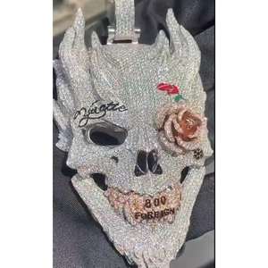 Pendentif Crâne Personnalisé Sertie de Pierres |   Bijoux Hip Hop en Moissanite avec Détail Rose |   Plaqué or, argent 925 certifié GRA - Product Image 1