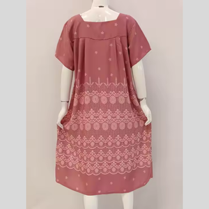 Chemise de nuit d'été confortable et douce à col rond, longueur genou, imprimé floral, en rayonne - Product Image 3