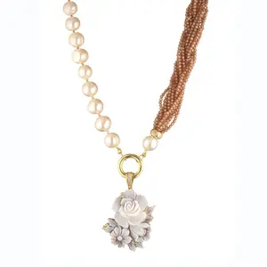 Цветочное ожерелье с подвеской в виде камеи в сардониксе мм35/40 ручная гравировка в золотом 925 серебре с жемчугом 9/10 мм FW и цирконием 2 мм