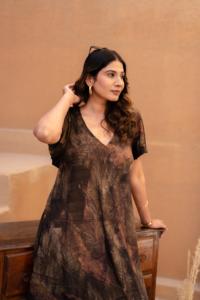 Vestido Midi con Estampado Abstracto de la Tierra, Cuello en V, Cintura Natural, Manga Abullonada, Vestido de Verano, Algodón Transpirable Ecológico - Product Image 2