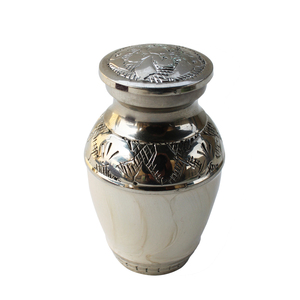 Meilleure vente urne de crémation adulte humain avec support urnes de crémation en laiton personnalisées cendres en métal urne de crémation coeur - Product Image 2