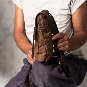 Sac de poitrine pour homme en toile cirée LCSB-0007C de style vintage avec fermeture à glissière résistante à l'eau et panneau en cuir - Product Image 4