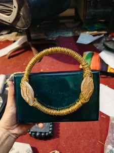 Pochettes en résine sur mesure avec des ornements en pierre et en laiton idéales pour la revente par les magasins d'accessoires de mode - Product Image 3