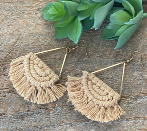 Boucles d'oreilles pendantes en macramé faites à la main Handmade Bliss - Product Image 2