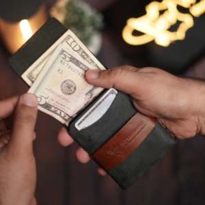 NVL เลเธอร์คราฟท์ หมายเลข กระเป๋าใส่บัตรเครดิตออลอินวัน 101 ใบ หนังแท้คุณภาพสูง รับประกัน 5 ปี สีดำชาร์โคลพร้อมสีน้ำตาล - Product Image 1